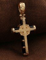 Крест из золота c ониксом