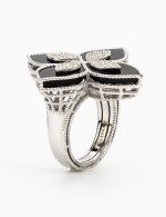 Кольцо из белого золота c бриллиантами и ониксом