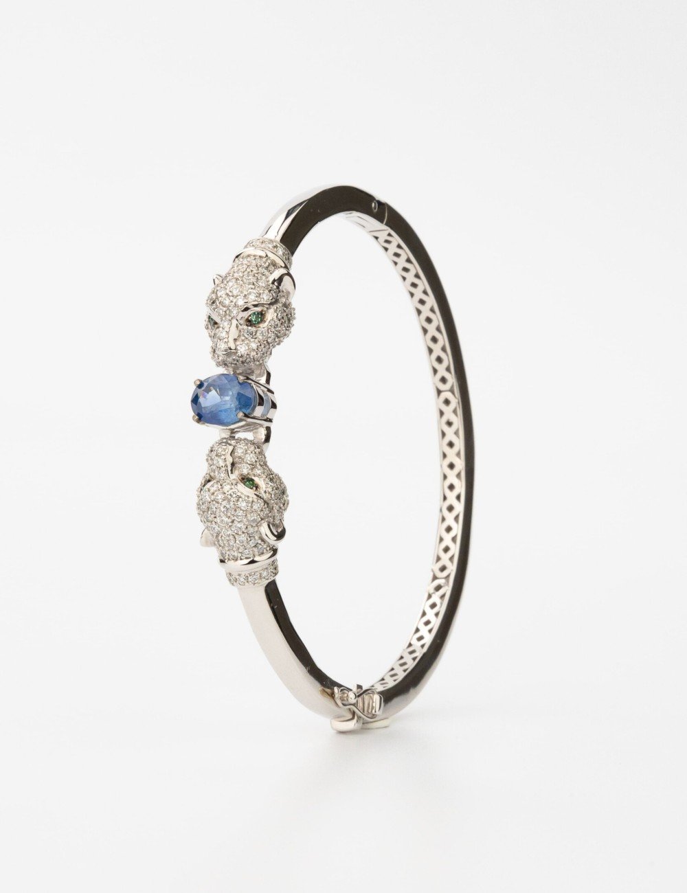 Браслет из белого золота c бриллиантами, сапфиром и изумрудом