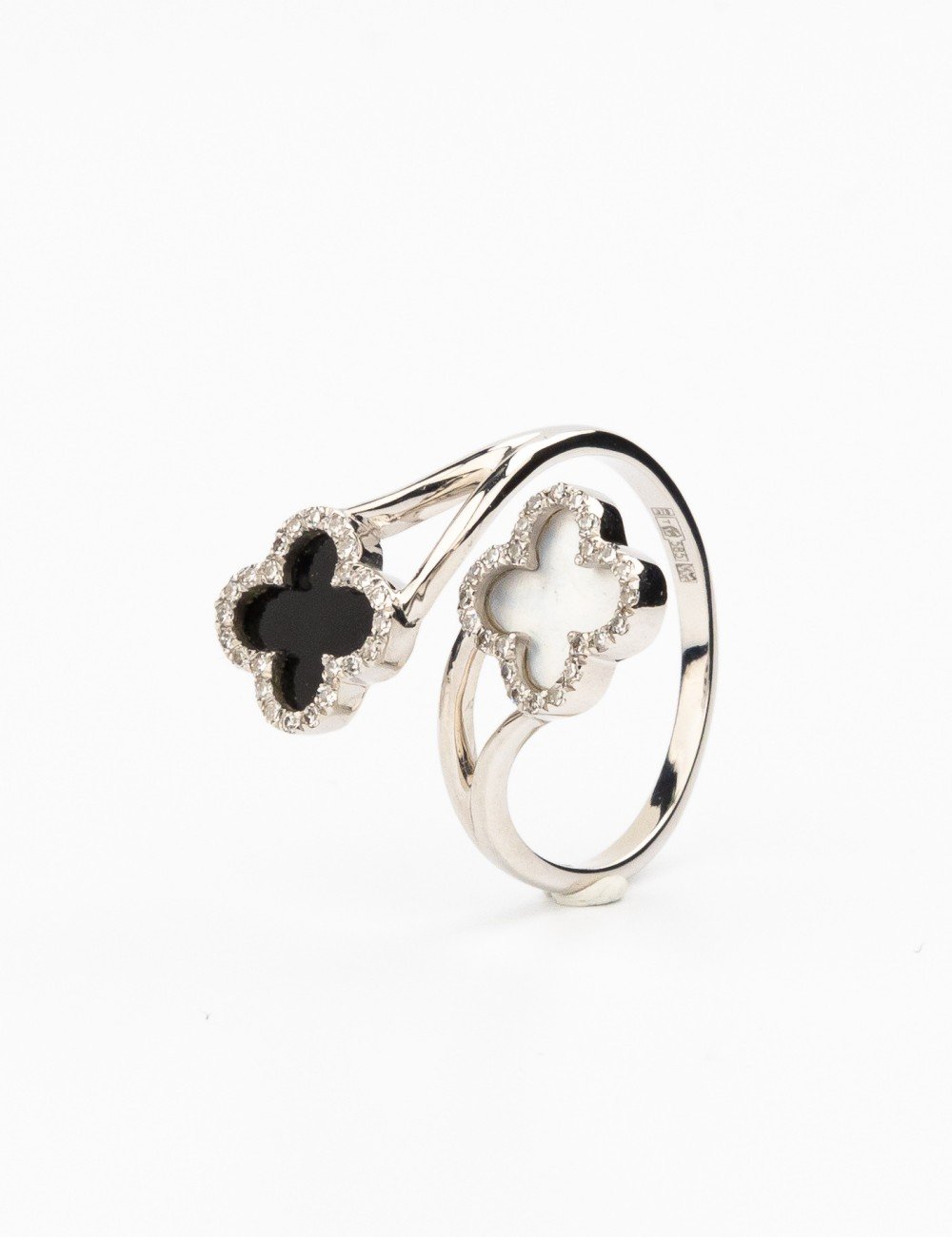 Кольцо из белого золота c бриллиантами, ониксом и перламутром