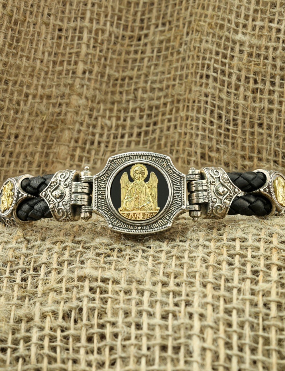 Браслет из серебра и золота c кожаным шнурком и ониксом