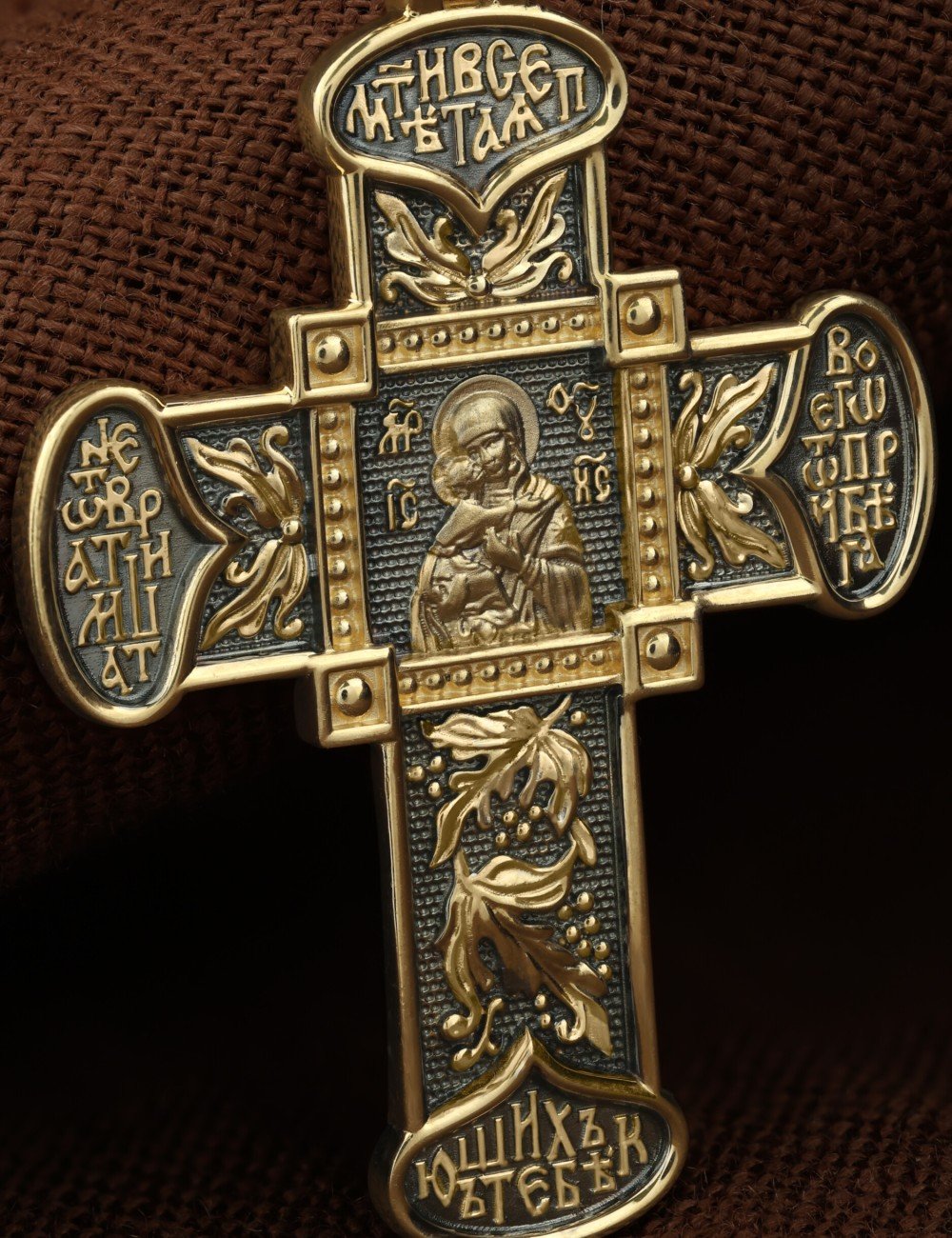 Крест из лимонного золота