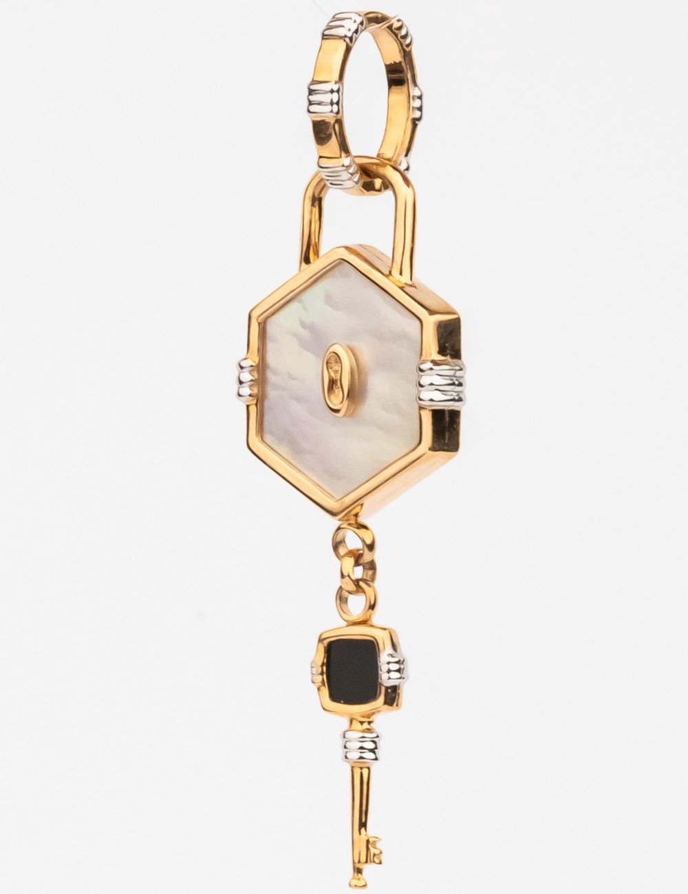 Подвеска из золота c ониксом и перламутром
