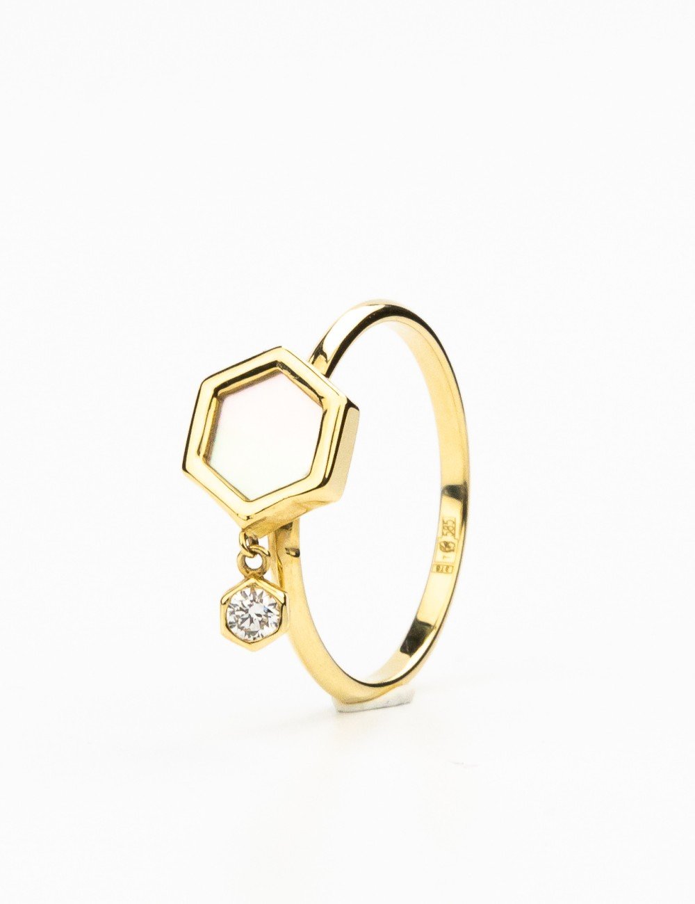 Кольцо из лимонного золота c бриллиантами и перламутром