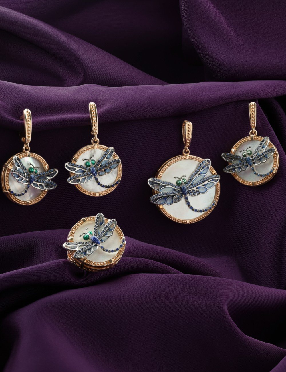 Подвеска из золота c сапфиром, эмалью и перламутром