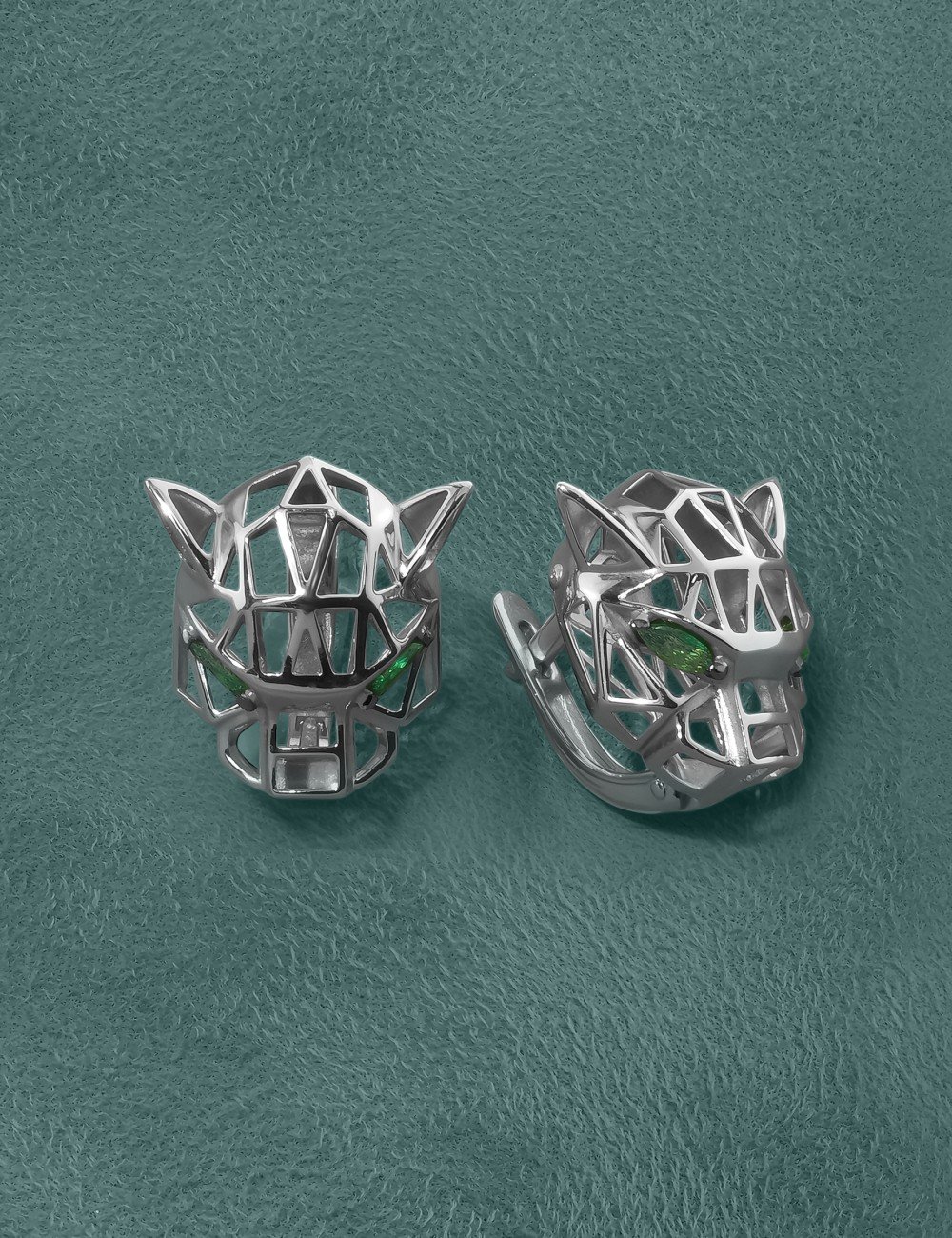 Серьги из белого золота c изумрудом