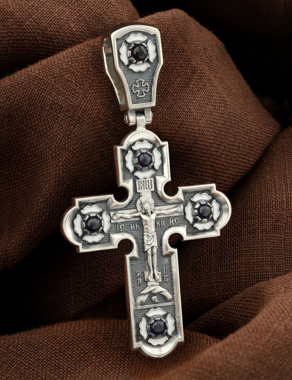 Крест из серебра 925 пробы c эмалью и сапфиром
