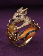 Кольцо из золота c эмалью, гранатом и янтарём