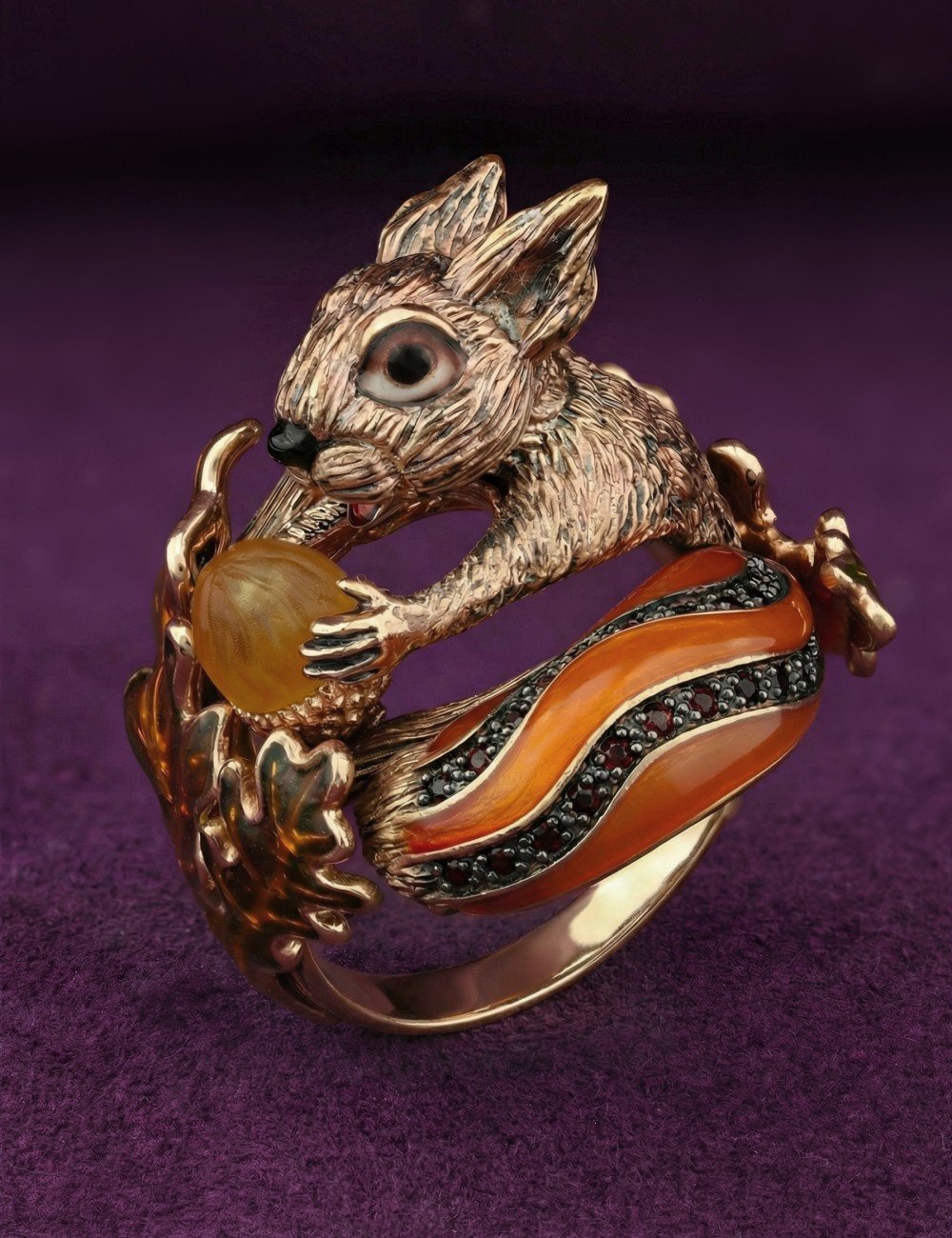 Кольцо из золота c эмалью, гранатом и янтарём