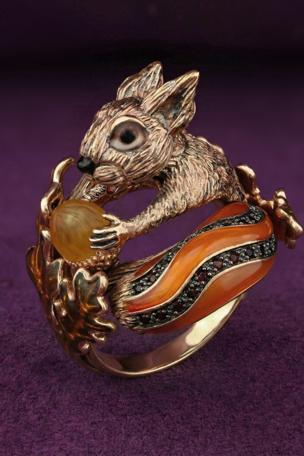 Кольцо из золота c эмалью, гранатом и янтарём