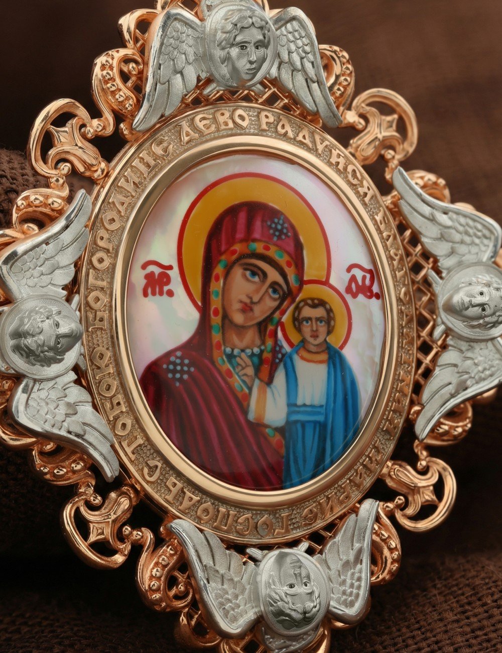 Образок из золота c эмалью и перламутром