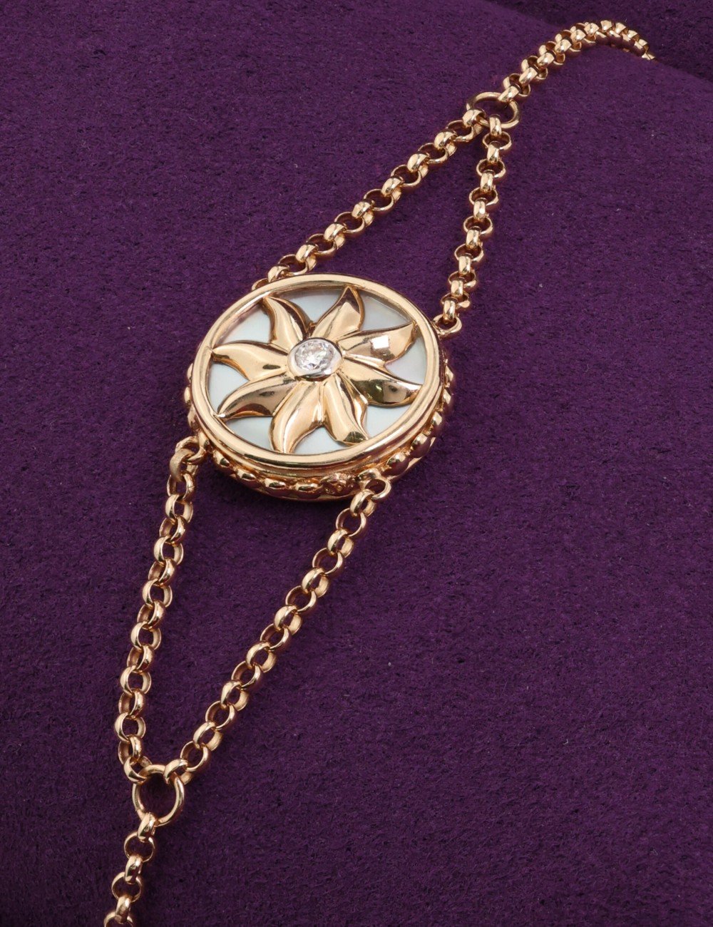 Браслет из золота c бриллиантами, ониксом и перламутром