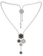 Колье из белого золота c ониксом и перламутром