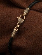 Браслет из золота c кожаным шнурком