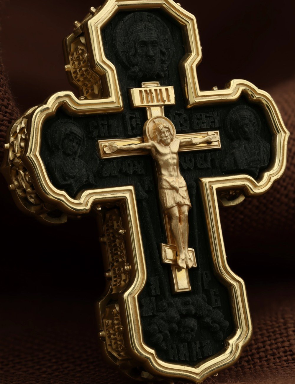 Крест из лимонного золота c эбеновым деревом