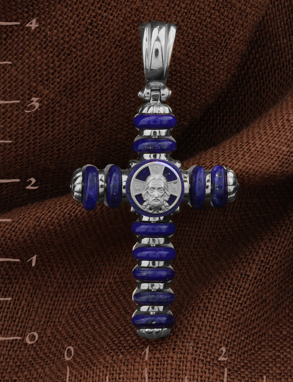 Крест из белого золота c лазуритом