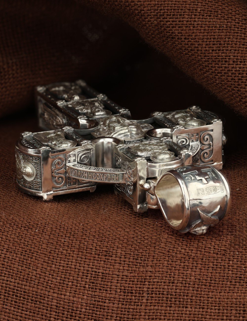 Крест из серебра 925 пробы и золота 585 пробы c эбеновым деревом