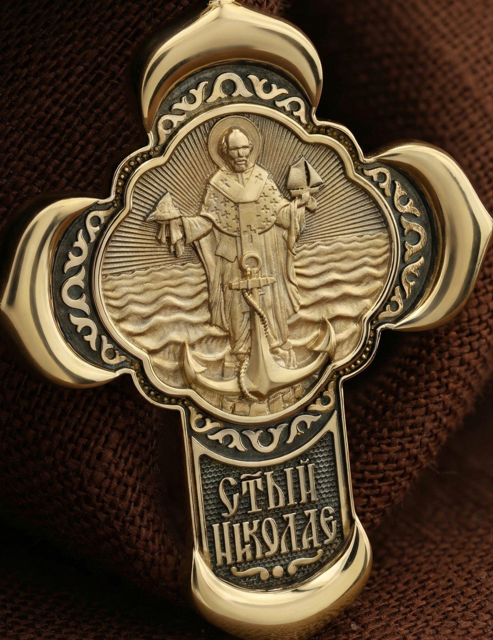 Крест из лимонного золота