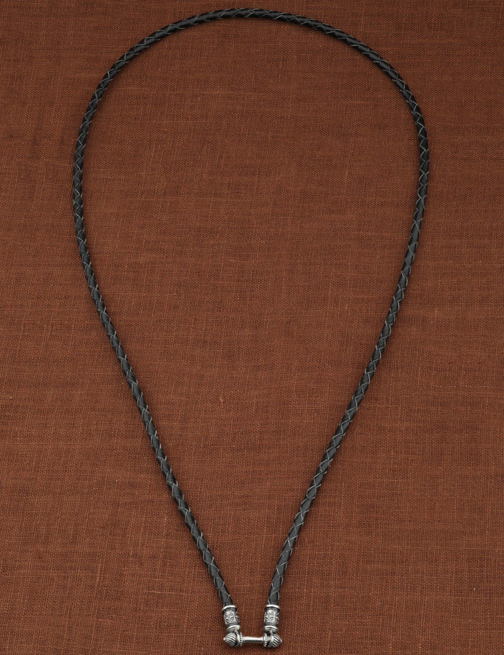 Гайтан из белого золота c кожаным шнурком