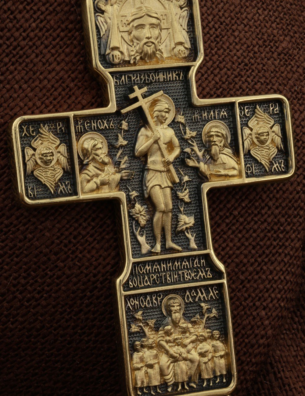 Крест из лимонного золота