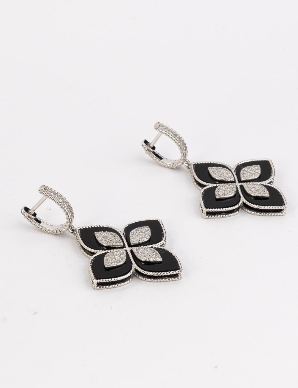 Серьги из белого золота c бриллиантами и ониксом