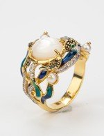 Кольцо из лимонного золота c эмалью, бриллиантами, жемчугом и перламутром
