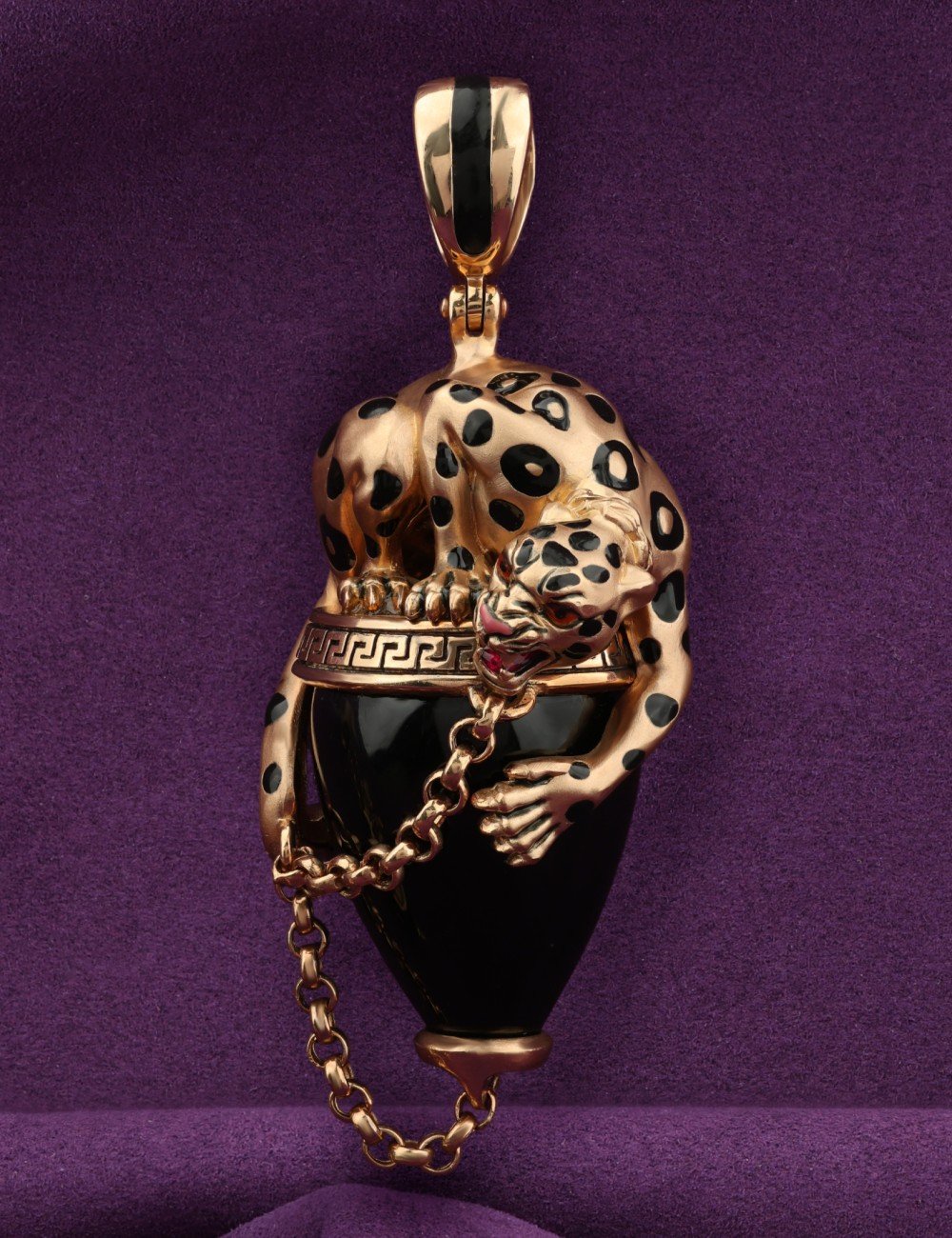 Подвеска из золота c эмалью и ониксом