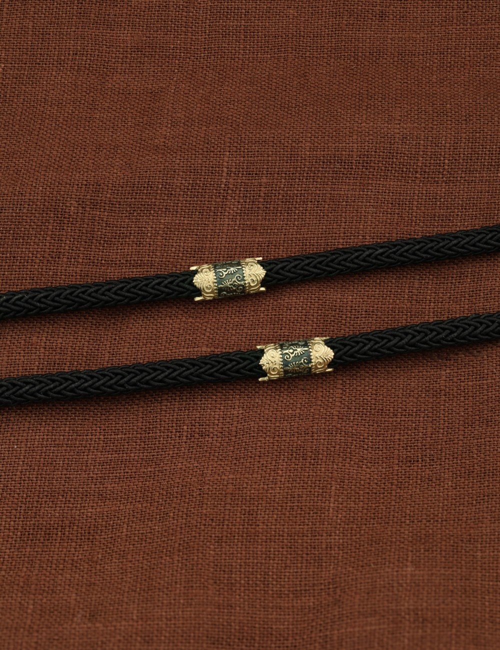 Шнурок шёлковый из зелёного золота c шёлковым шнурком