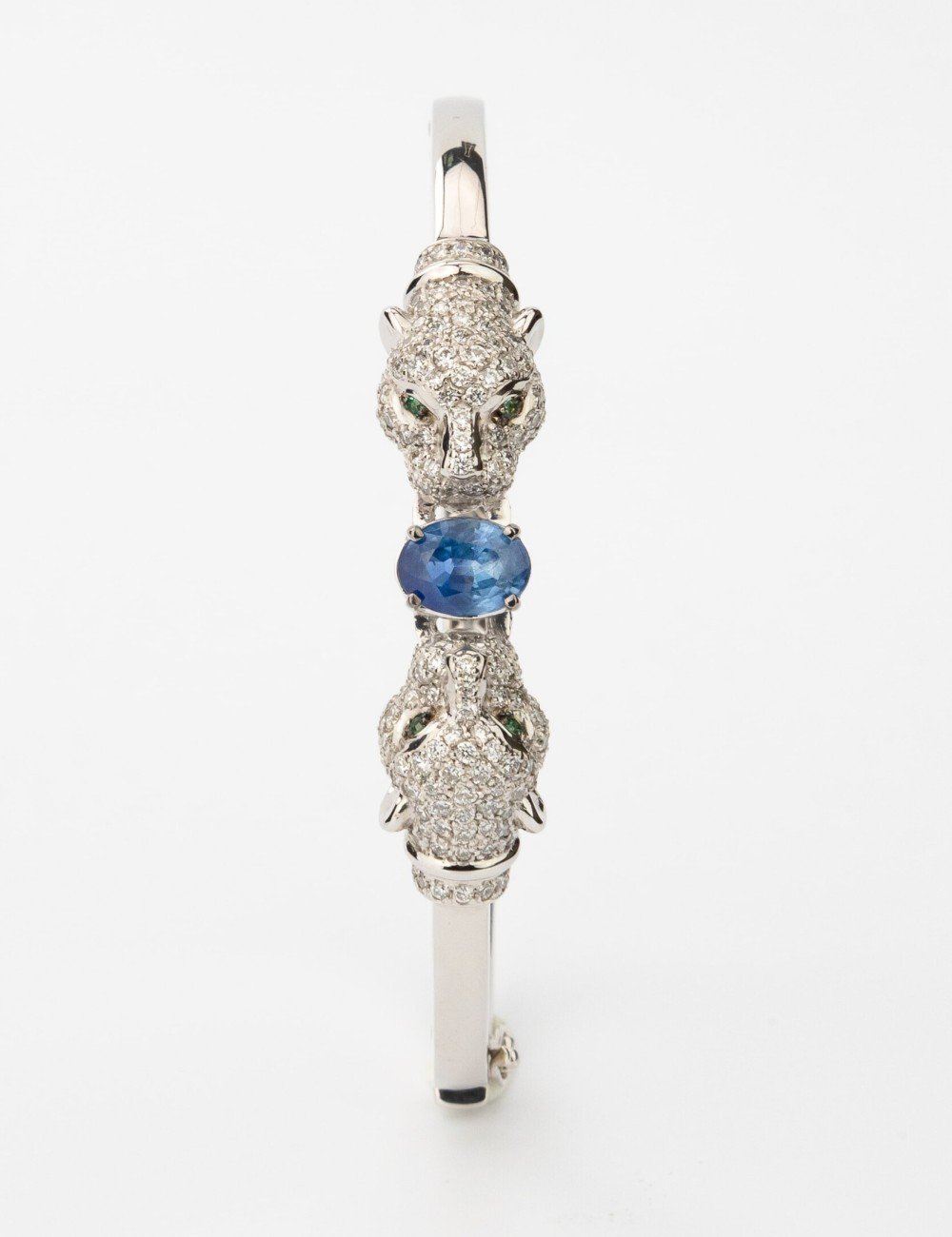 Браслет из белого золота c бриллиантами, сапфиром и изумрудом