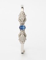 Браслет из белого золота c бриллиантами, сапфиром и изумрудом