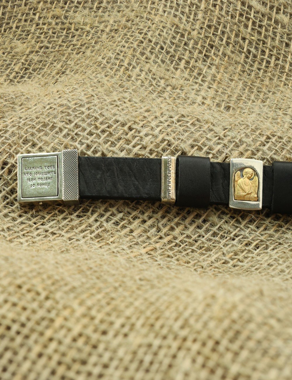 Браслет из серебра и золота c кожаным шнурком