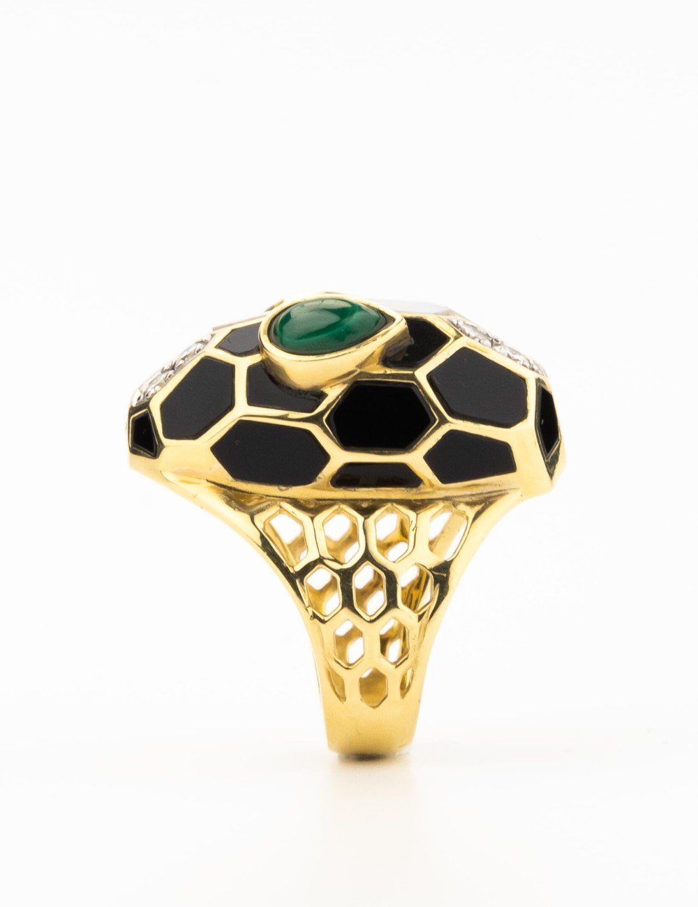 Кольцо из лимонного золота c бриллиантами, рубином, ониксом, малахитом и перламутром