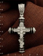 Крест из белого золота c ониксом