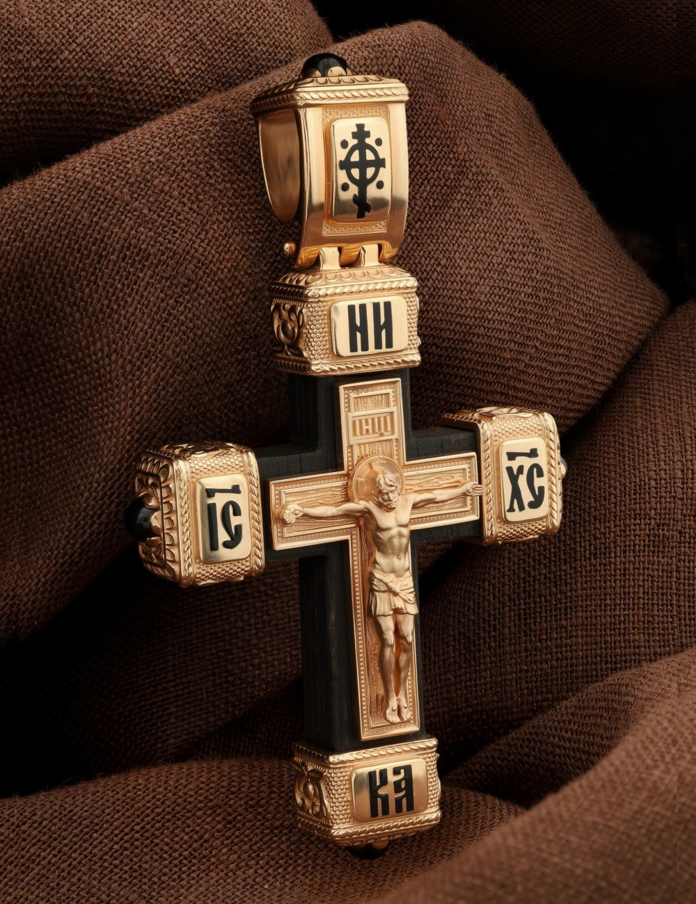 Крест из золота c эмалью, ониксом и эбеновым деревом