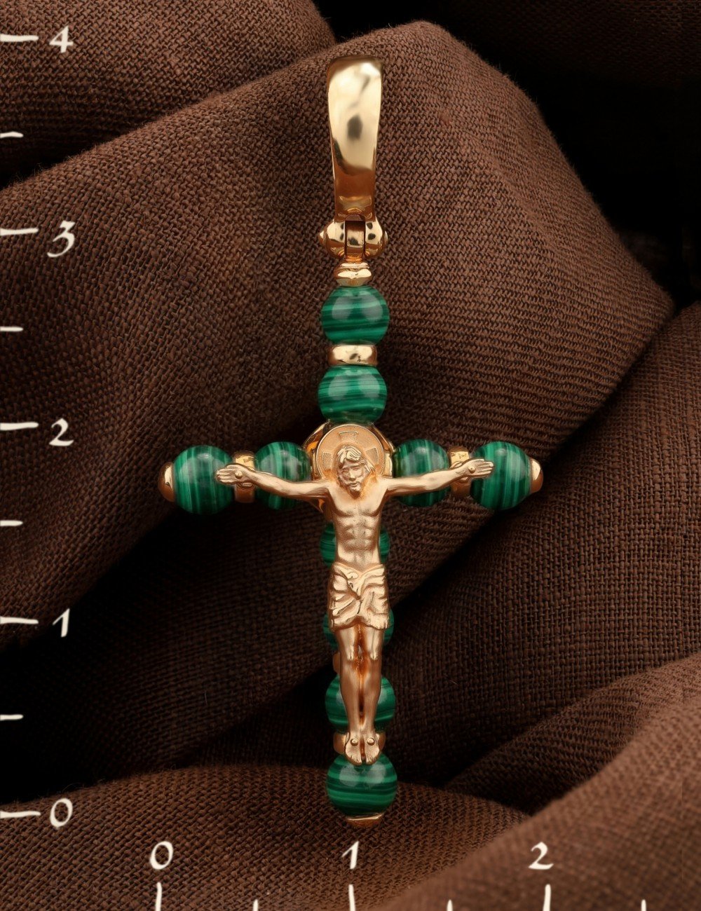 Крест из золота c малахитом