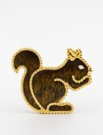 Брошь из лимонного золота c бриллиантами и тигровым глазом