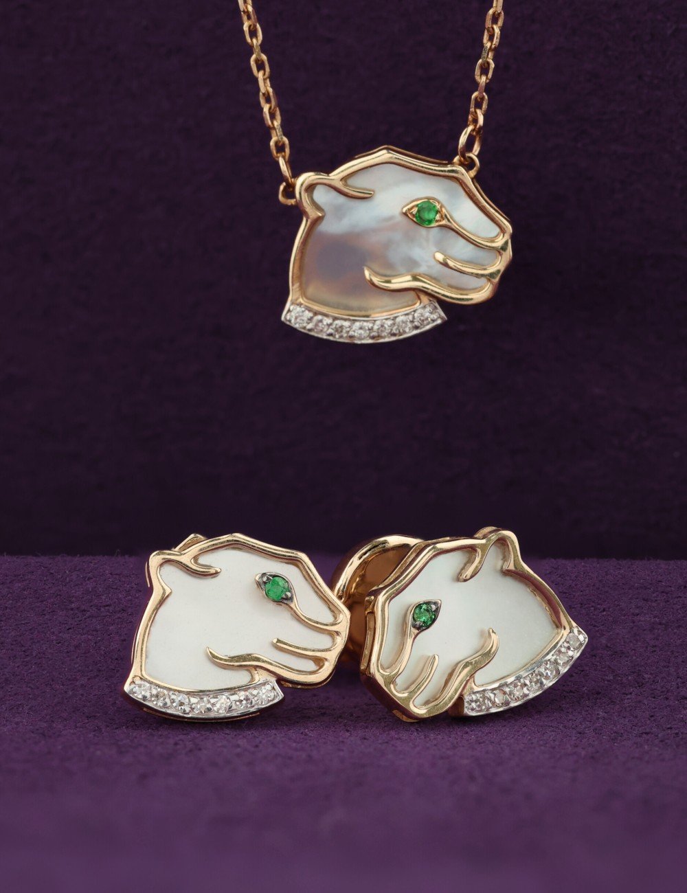 Серьги из золота c бриллиантами, изумрудом и перламутром