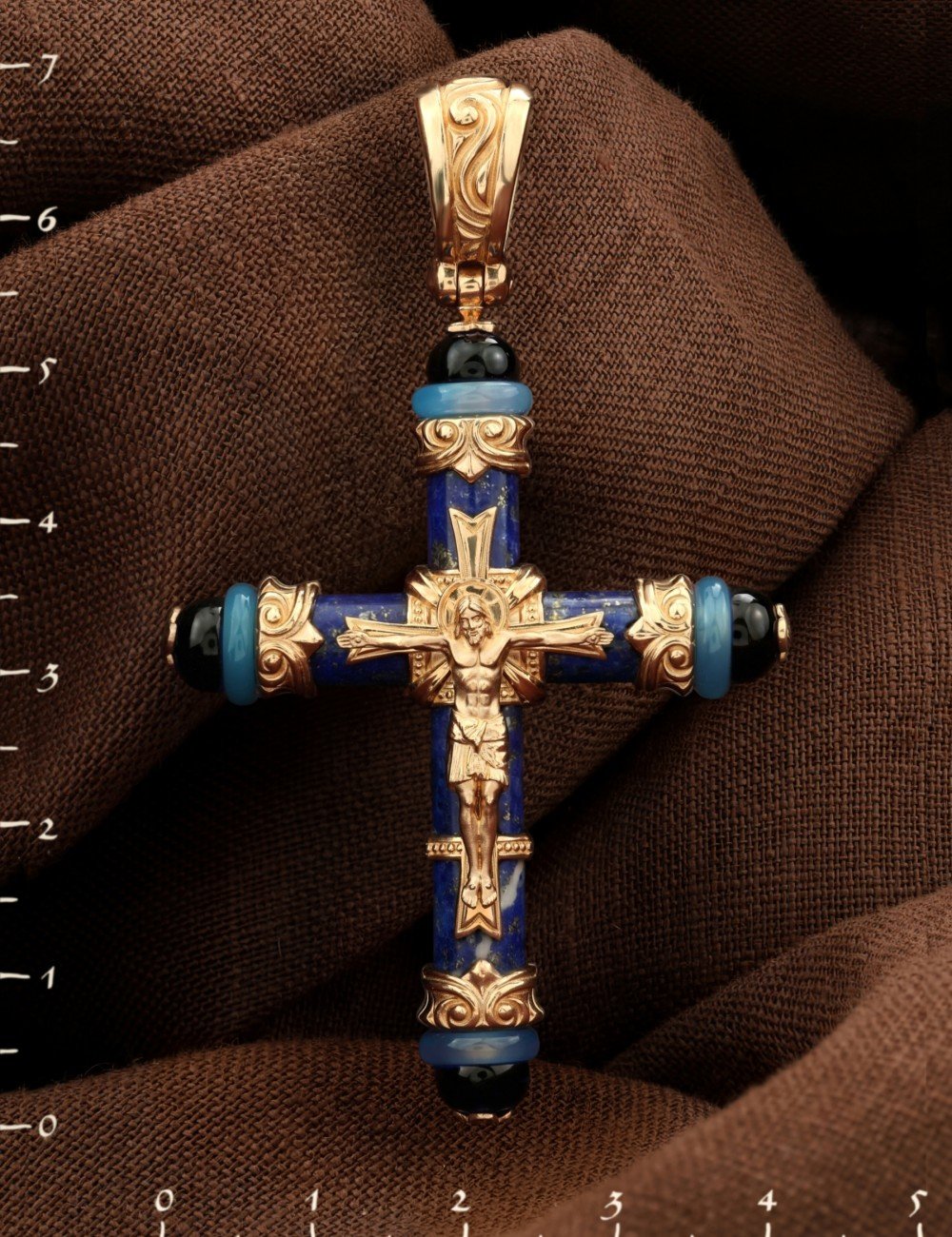 Крест из золота c ониксом, агатом и лазуритом