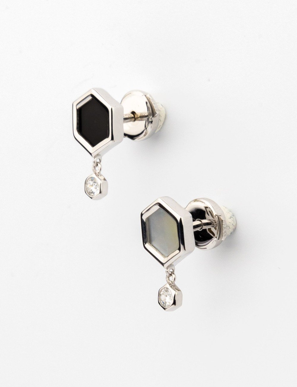 Серьги из белого золота c бриллиантами, ониксом и перламутром