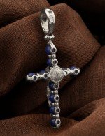 Крест из белого золота c лазуритом