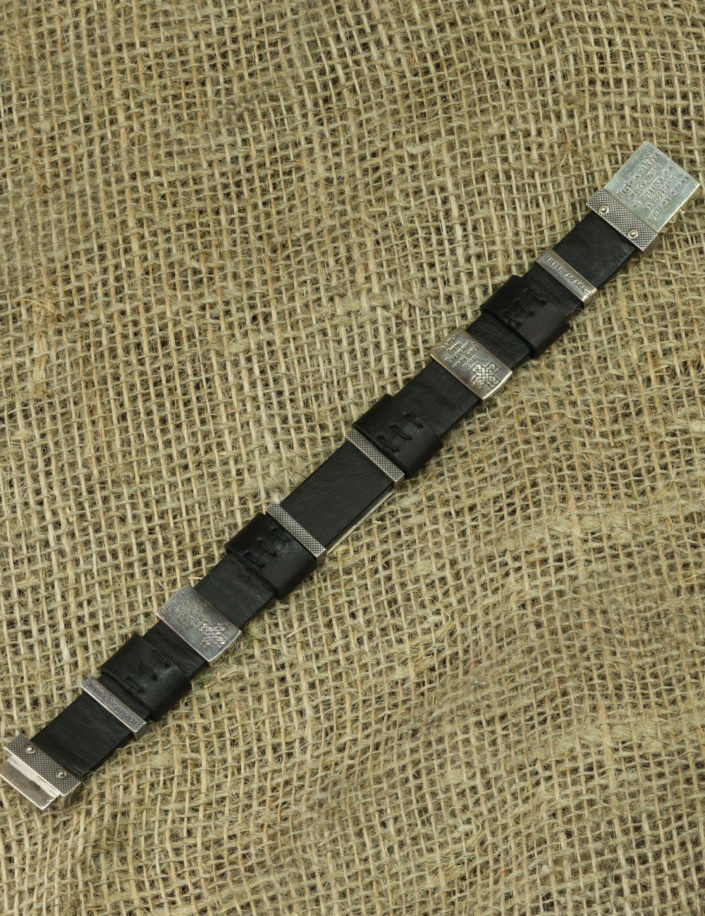 Браслет из серебра и золота c кожаным шнурком