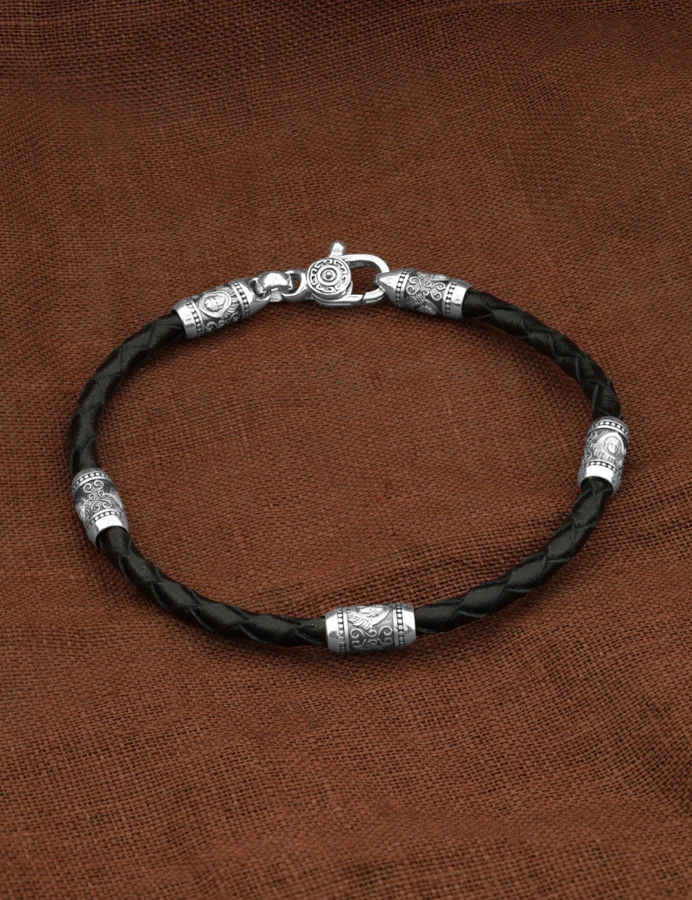 Браслет из белого золота c кожаным шнурком