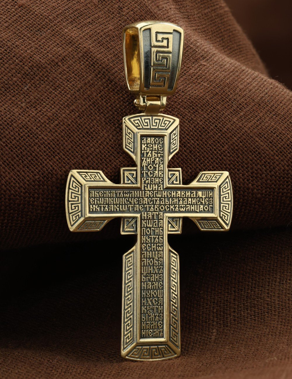 Крест из лимонного золота