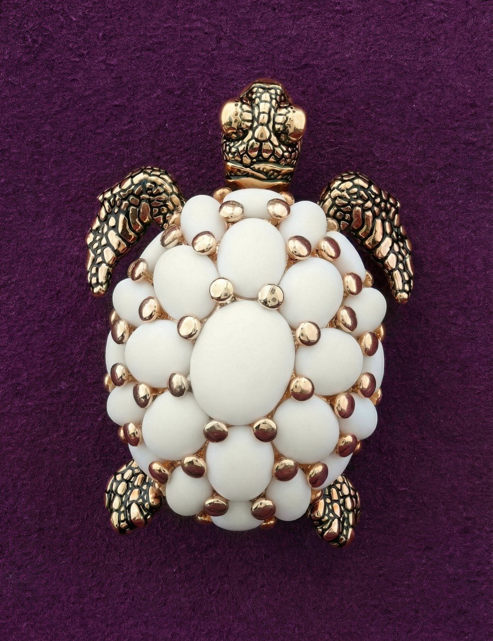 Брошь из золота c эмалью и бивнем мамонта