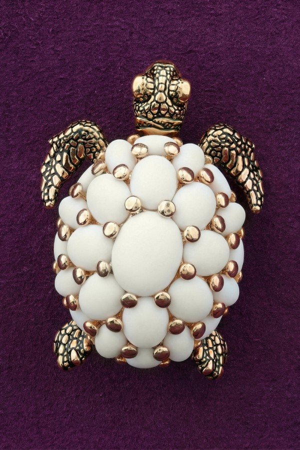 Брошь из золота c эмалью и бивнем мамонта