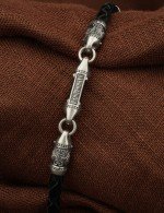 Браслет из белого золота c кожаным шнурком и ониксом