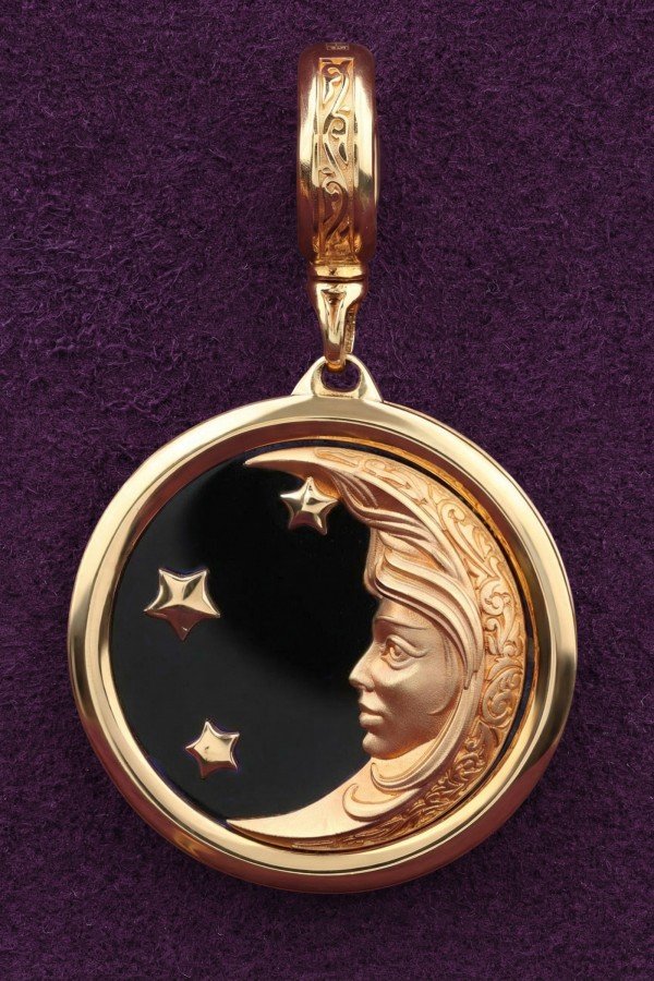 Подвеска из золота c ониксом