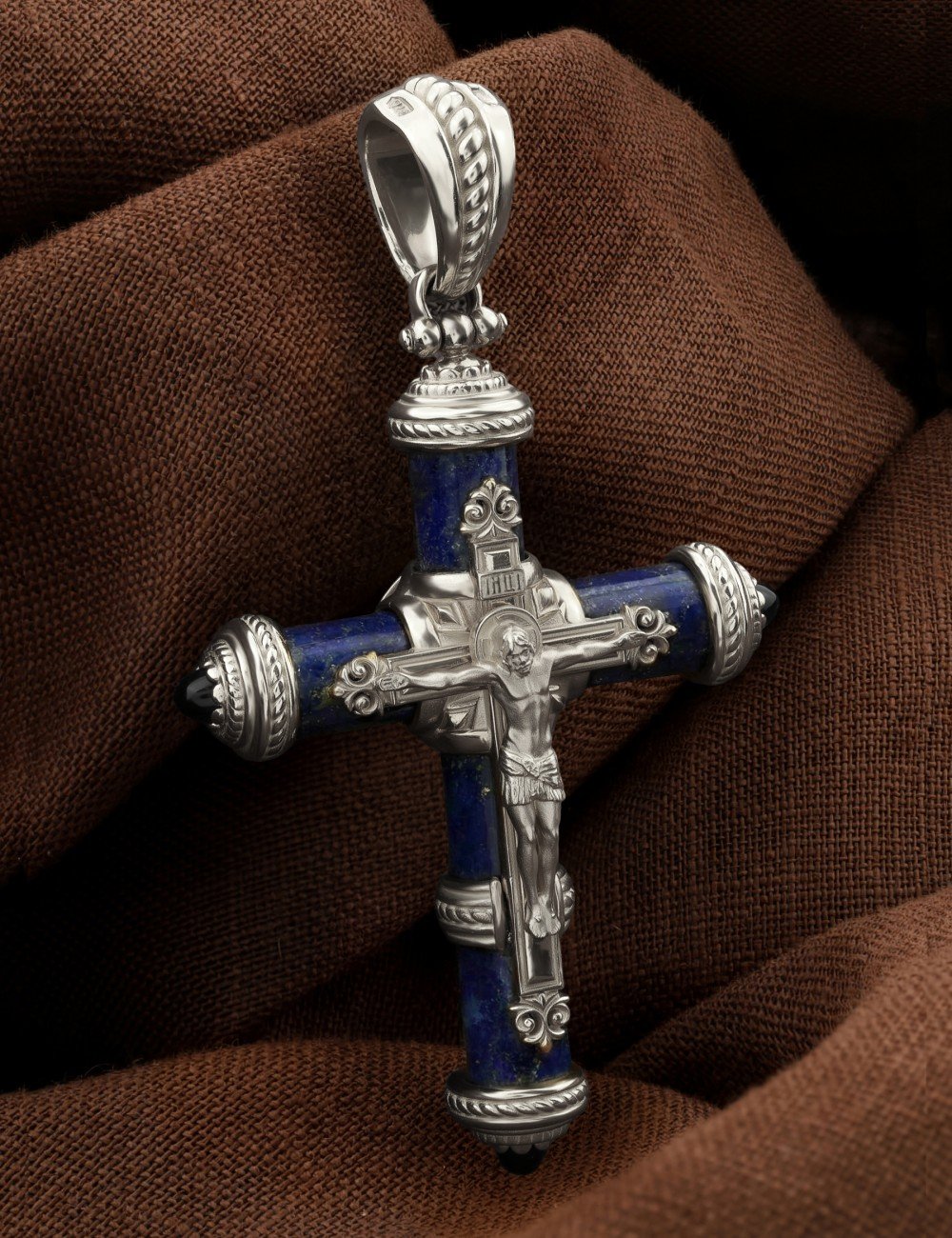 Крест из белого золота c ониксом и лазуритом
