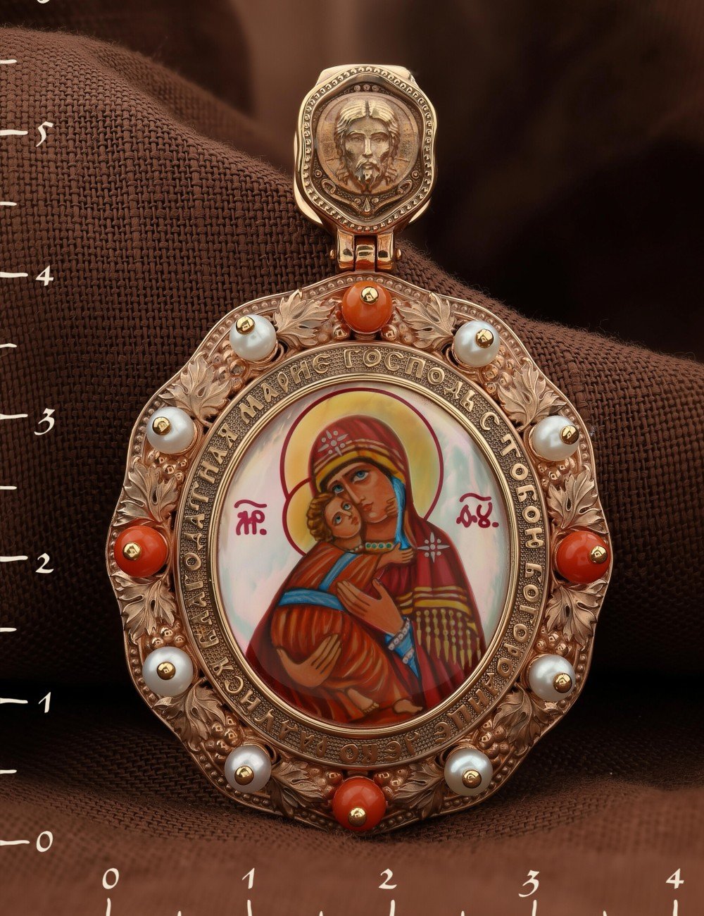 Образок из золота c эмалью, жемчугом, кораллом и перламутром