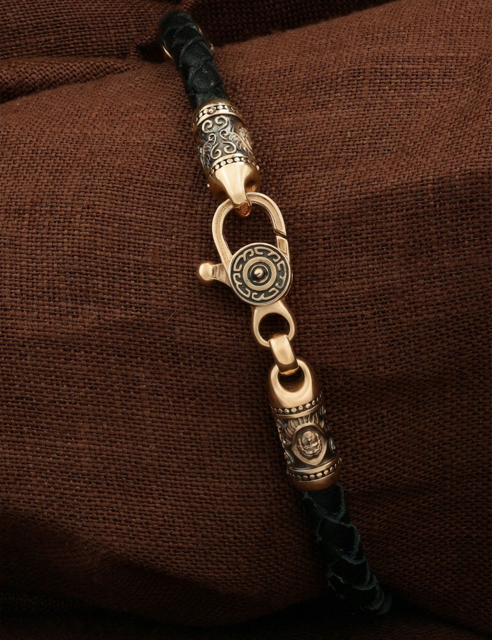 Браслет из золота c кожаным шнурком